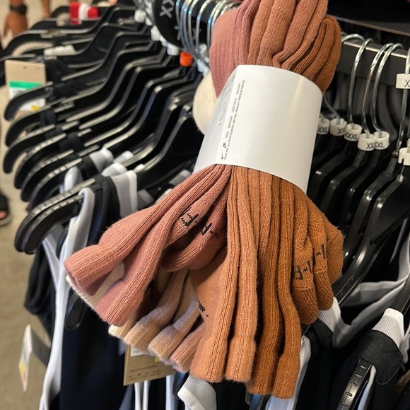 NIKE 
Training Crew Socks Size L (6 Pairs)
Nike Everyday Cushioned
NWT - Picture 10 of 16